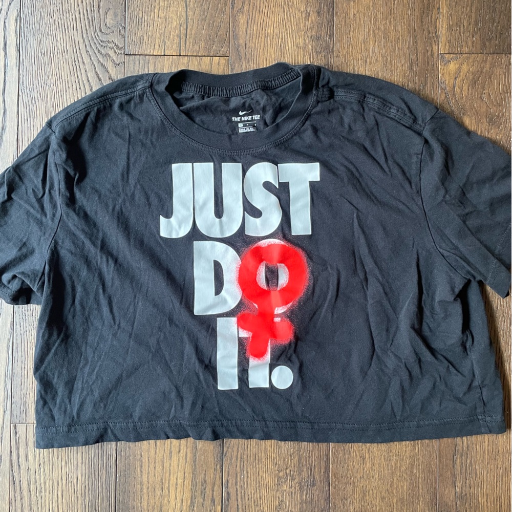 Nike // Black Graphic Crop T-Shirt